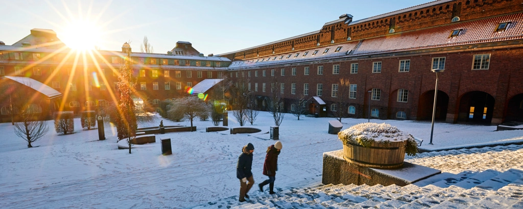 Borggården på KTH Campus täckt i snö med studenter