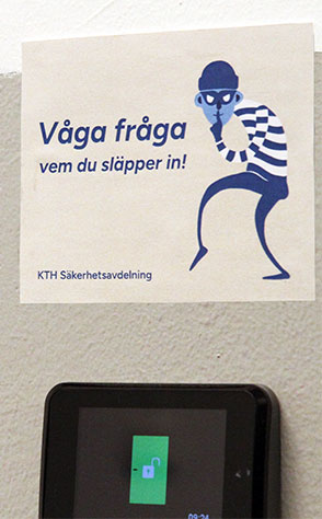 En dekal med en tjuv och texten våga fråga vem du släpper in ovanför en kortläsare.