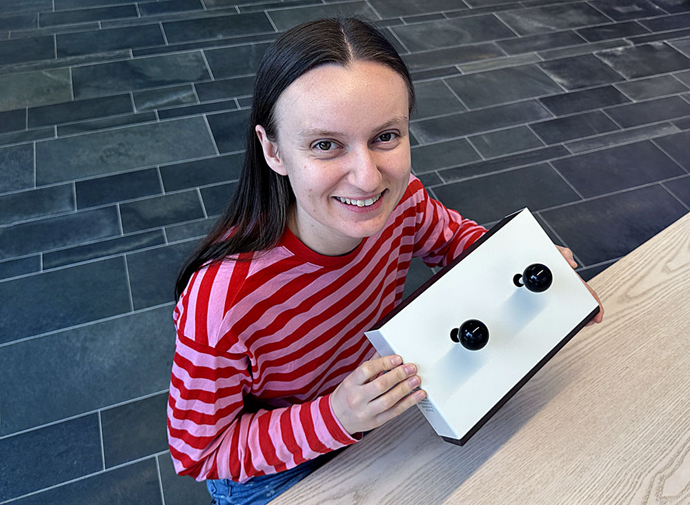 Innovatören Maria Svahn som sitter med hennes och kollegornas nyuppfunna instrument 
