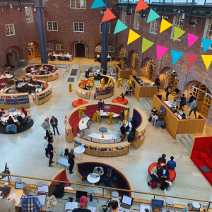 Bibliotekshallen uppifrån.