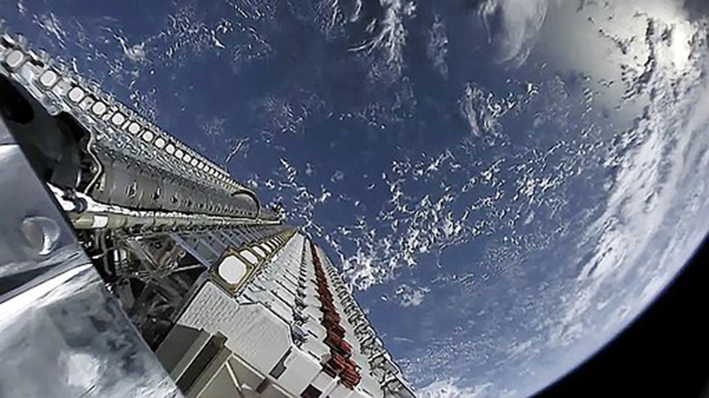 Satellitkonstruktionen Starlink som utvecklas av SpaceX. Bild: Wikimedia Commons.