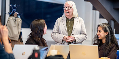 En föreläsare som undervisar studenter. 