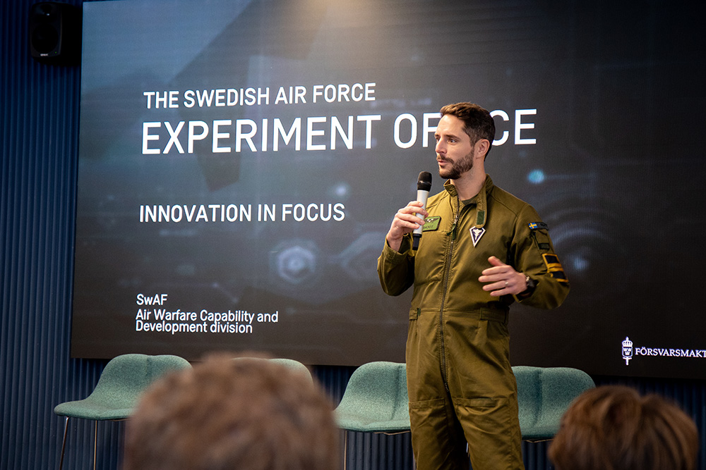 Jonathan Myrh håller en presentation